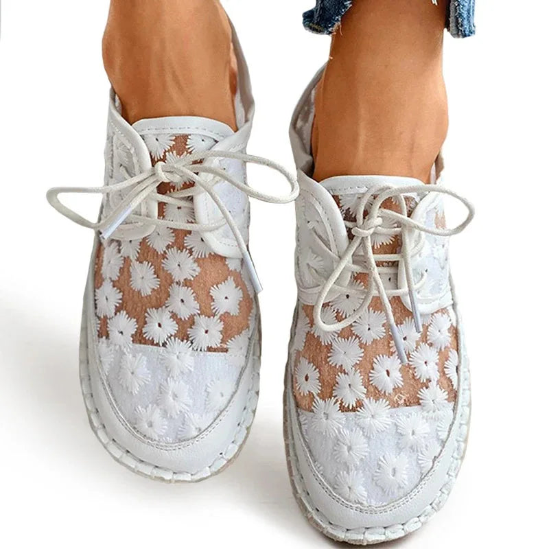 Kelly - Chaussure style tennis brodée, très fraîche et élégante
