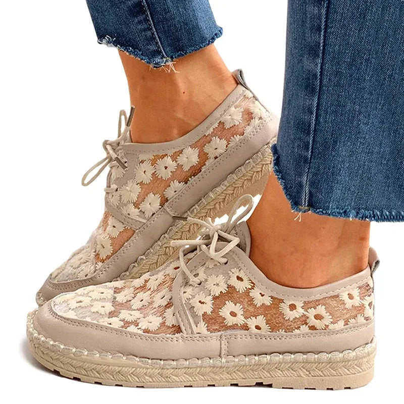 Kelly - Chaussure style tennis brodée, très fraîche et élégante