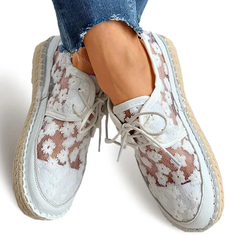 Kelly - Chaussure style tennis brodée, très fraîche et élégante